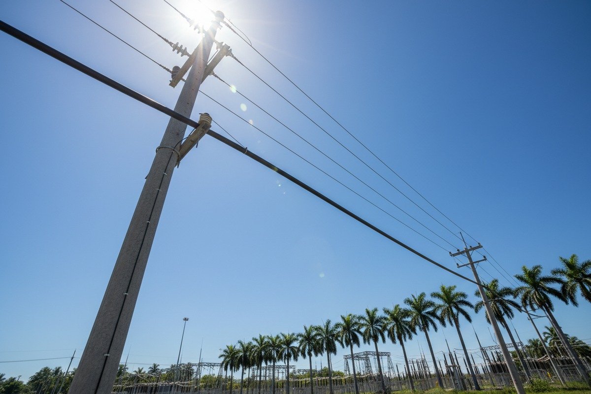 Verifying ADSS cable jacket UV resistance and tensile strength to prevent solar cracking (ID#3)