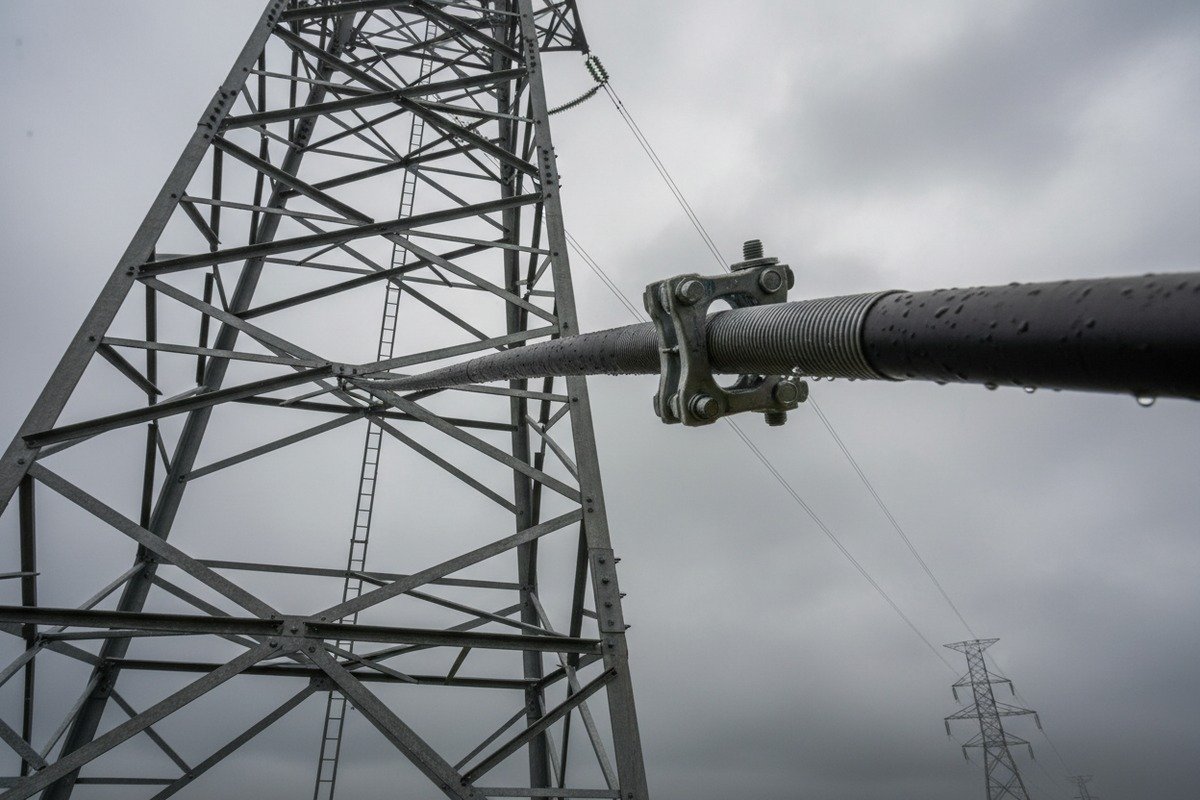 How fiber core count affects ADSS cable diameter weight and mechanical span performance (ID#4)